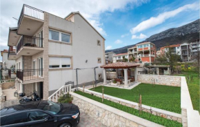  Three-Bedroom Apartment in Kastel Gomilica  Каштел Камбеловац